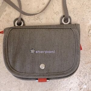 Sherpani Uno Crossbody Purse Small Front Flap Zip Closure Green Nylon Canvas